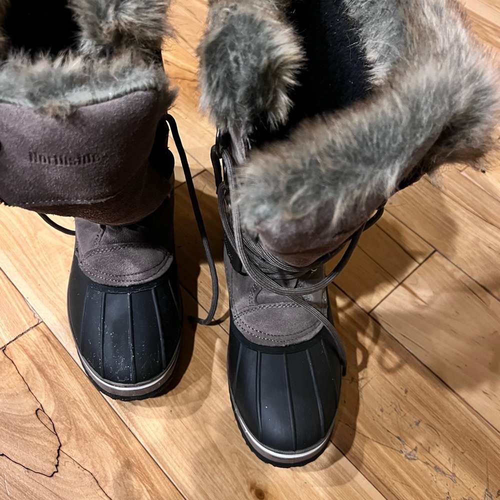 North side snow boots in Size 8